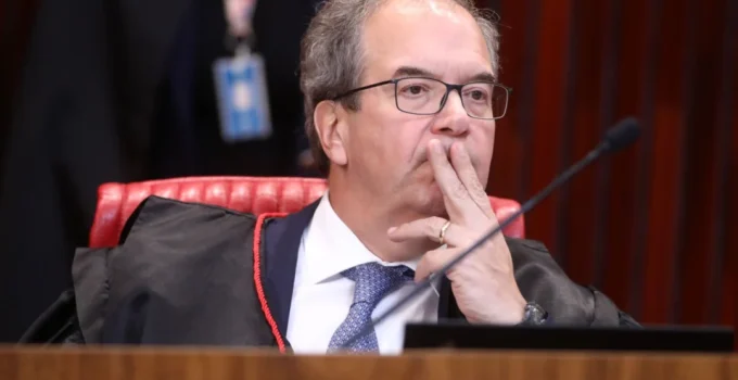 TSE exige explicações urgentes de Meta e X sobre algoritmos em 24 horas