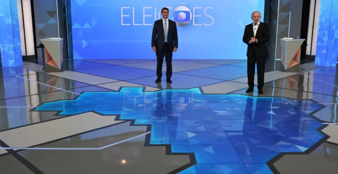 Debate Globo: Lula e Flávio Bolsonaro trocam farpas em confronto direto Debate Globo: Lula e Flávio Bolsonaro trocam farpas em confronto direto