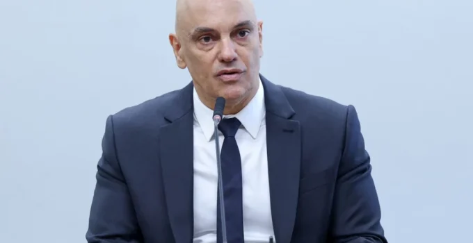Alexandre de Moraes determina quebra de sigilos e bloqueio de R$ 6 bilhões de advogado ligado a Flávio Bolsonaro