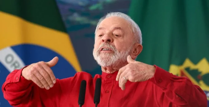 Lula chama Flávio Bolsonaro de 'miliciano' e afirma que será eleito presidente neste domingo