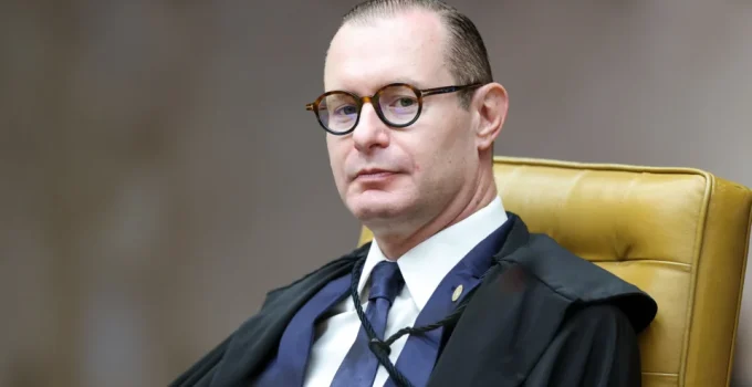 Decisão de Zanin sobre horário de votação gera confusão e atenção internacional