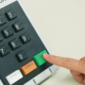 TSE suspende apuração de votos após decisão do STF que estende votação; totalização será retomada às 19h