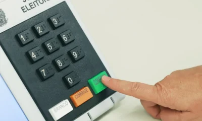 TSE suspende apuração de votos após decisão do STF que estende votação; totalização será retomada às 19h