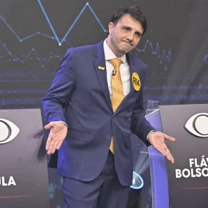 Renan Santos anuncia abstenção e eleva críticas a Flávio Bolsonaro