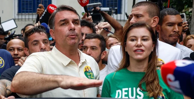Justiça proíbe jornalista de abordar escola de filha de Flávio Bolsonaro Justiça proíbe jornalista de abordar escola de filha de Flávio Bolsonaro