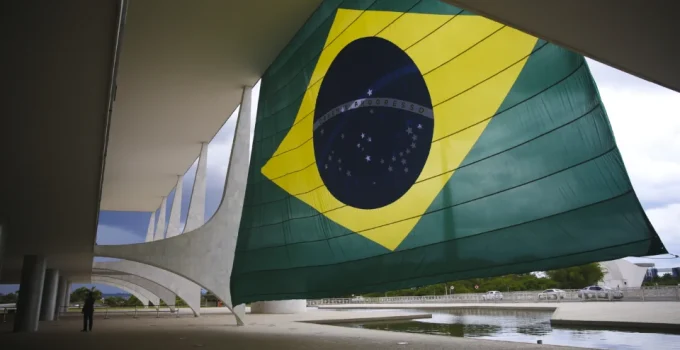 Aliados de Flávio Bolsonaro lamentam resultado, mas buscam fôlego no Congresso