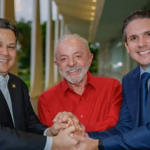 Alcolumbre e Arthur Lira visitam Lula e defendem diálogo entre Poderes após reeleição