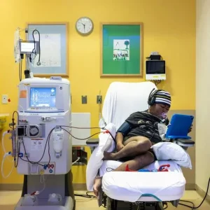 Cortes no Medicaid e custos crescentes de saúde sobrecarregam clínicas públicas nos EUA