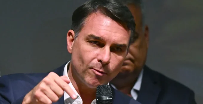 Flávio Bolsonaro mira cassação da chapa de Lula e desiste de pedir anulação da eleição