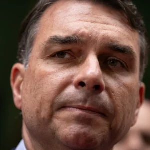 Flávio Bolsonaro diz ter sido intimado pela PF a entregar passaportes por ordem de Moraes