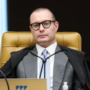 Decisão de Zanin sobre horário de votação gera controvérsia e questionamentos jurídicos