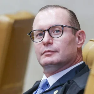Campanha de Flávio Bolsonaro contesta resultado das urnas na Justiça Eleitoral