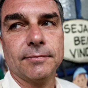 Flávio Bolsonaro teria deixado o Brasil após ordem de Moraes para entregar passaportes