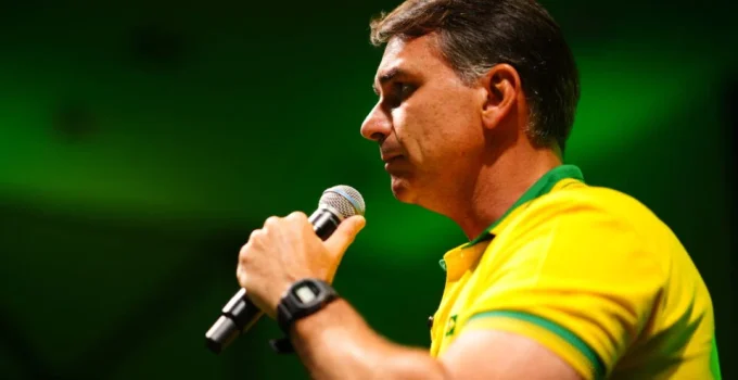 Flávio Bolsonaro viaja para os EUA após restrições da Justiça