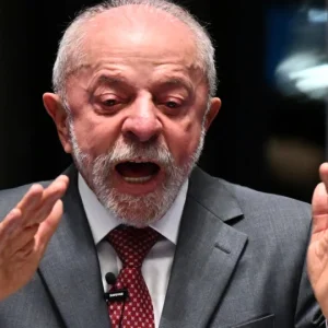 Lula critica Flávio Bolsonaro por viagem aos EUA e compara com sua prisão na Lava Jato