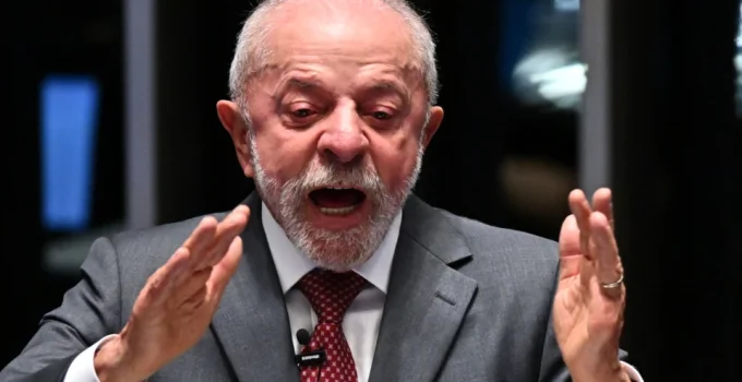 Lula critica Flávio Bolsonaro por viagem aos EUA e compara com sua prisão na Lava Jato