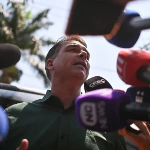 Avião de Flávio Bolsonaro fez trajeto sigiloso antes de viagem a Miami após 2º turno