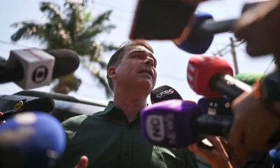 Avião de Flávio Bolsonaro fez trajeto sigiloso antes de viagem a Miami após 2º turno