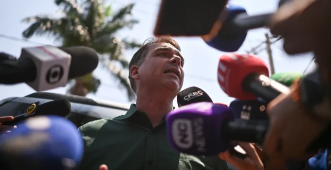 Avião de Flávio Bolsonaro fez trajeto sigiloso antes de viagem a Miami após 2º turno