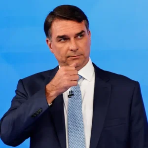 Flávio Bolsonaro viaja aos EUA com passaporte italiano após cancelamento de documentos brasileiros