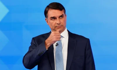 Flávio Bolsonaro viaja aos EUA com passaporte italiano após cancelamento de documentos brasileiros