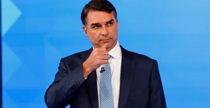Flávio Bolsonaro viaja aos EUA com passaporte italiano após cancelamento de documentos brasileiros