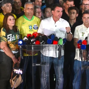 Sem Flávio Bolsonaro, direita busca novas lideranças para oposição a Lula
