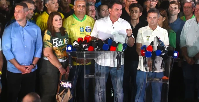 Sem Flávio Bolsonaro, direita busca novas lideranças para oposição a Lula