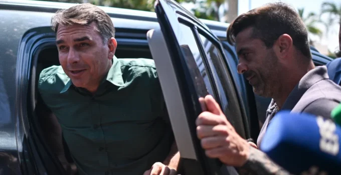 PF investiga rota e apoio a Flávio Bolsonaro em viagem secreta para Miami PF investiga rota e apoio a Flávio Bolsonaro em viagem secreta para Miami