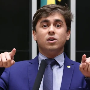 Sobrino-neto de Dilma pede apreensão de passaporte de Nikolas Ferreira