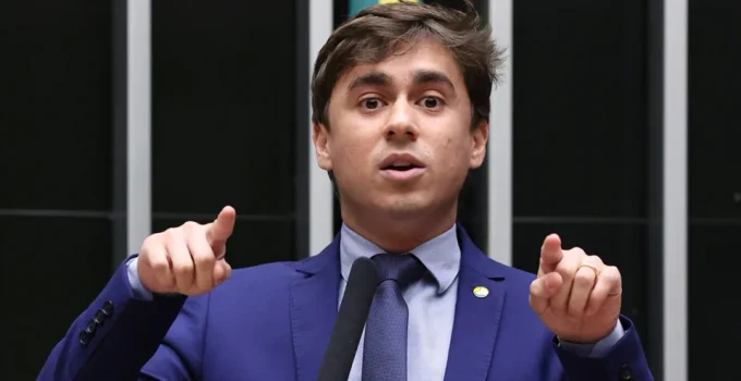 Sobrino-neto de Dilma pede apreensão de passaporte de Nikolas Ferreira