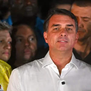 Flávio Bolsonaro passou pela Argentina em trânsito para os EUA, confirma governo Milei