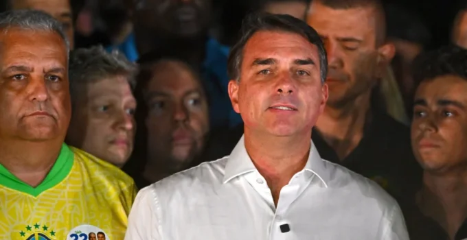 Flávio Bolsonaro passou pela Argentina em trânsito para os EUA, confirma governo Milei