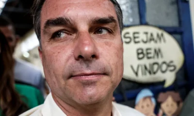 Flávio Bolsonaro deixa o Brasil e chega aos EUA após proibição de Alexandre de Moraes