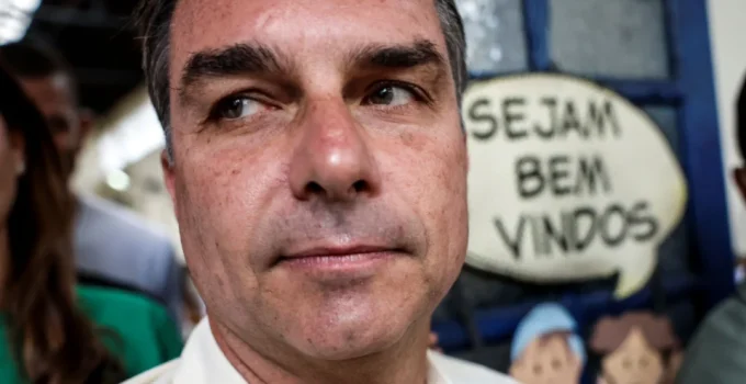 Flávio Bolsonaro deixa o Brasil e chega aos EUA após proibição de Alexandre de Moraes