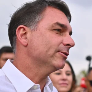 Flávio Bolsonaro se encontra com irmãos e Ramagem nos EUA em meio a declarações políticas