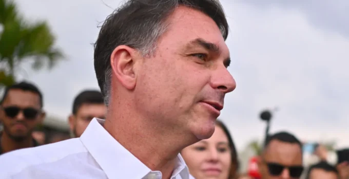 Flávio Bolsonaro se encontra com irmãos e Ramagem nos EUA em meio a declarações políticas Flávio Bolsonaro se encontra com irmãos e Ramagem nos EUA em meio a declarações políticas