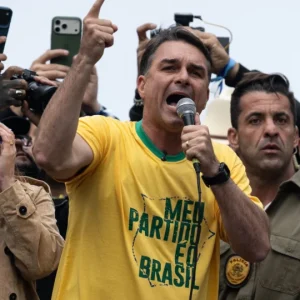 Flávio Bolsonaro se declara 'líder do Brasil' nos EUA e promete comandar oposição a Lula