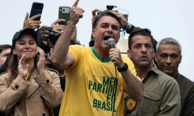 Flávio Bolsonaro se declara 'líder do Brasil' nos EUA e promete comandar oposição a Lula