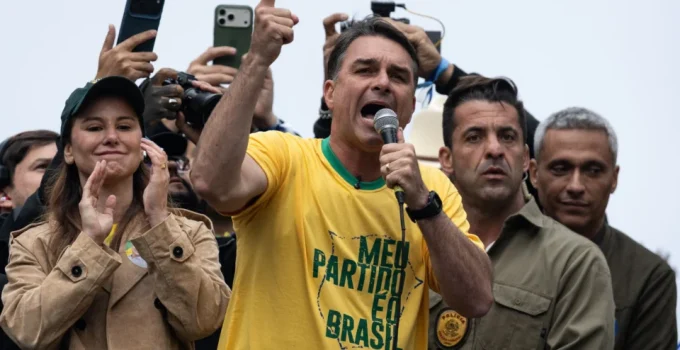 Flávio Bolsonaro se declara ‘líder do Brasil’ nos EUA e promete comandar oposição a Lula Flávio Bolsonaro se declara 'líder do Brasil' nos EUA e promete comandar oposição a Lula