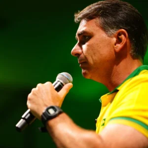 Flávio Bolsonaro anuncia liderança da oposição ao governo Lula dos EUA