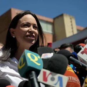 María Corina Machado retorna à Venezuela e agradece a Trump; critica Lula