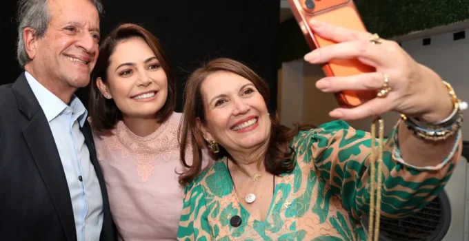 Michelle Bolsonaro emerge como força política do clã em meio a reconfigurações no PL Michelle Bolsonaro emerge como força política do clã em meio a reconfigurações no PL