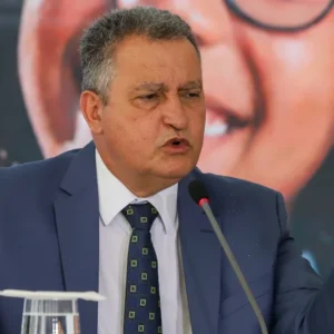 Rui Costa pede que viagem de Flávio Bolsonaro não domine agenda política