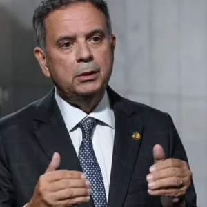 Defesa de Bolsonaro pede autorização para visita de Rogério Marinho em meio a restrições