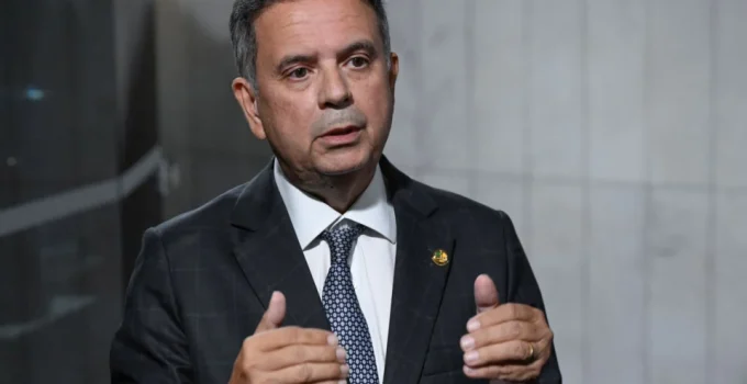 Defesa de Bolsonaro pede autorização para visita de Rogério Marinho em meio a restrições