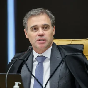 Fachin devolve inquéritos do INSS a Mendonça, mas mantém caso Master sob sua relatoria