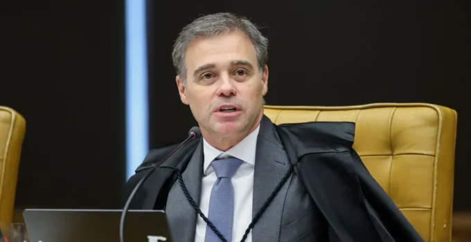 Fachin devolve inquéritos do INSS a Mendonça, mas mantém caso Master sob sua relatoria