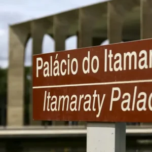 Itamaraty cobra explicações da Argentina sobre passagem de Flávio Bolsonaro a caminho dos EUA