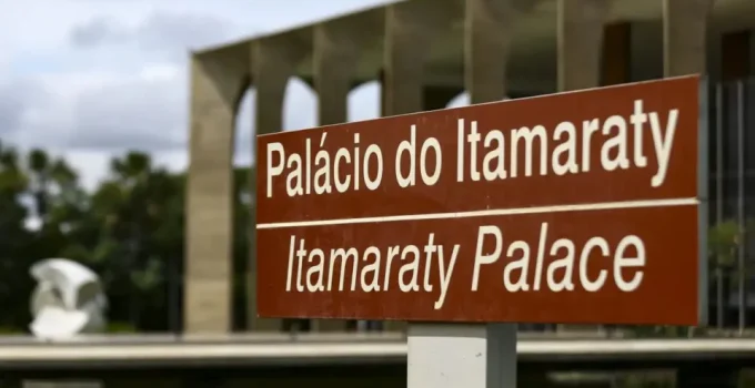 Itamaraty cobra explicações da Argentina sobre passagem de Flávio Bolsonaro a caminho dos EUA
